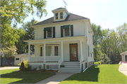 818 RICHARDS AVE, a American Foursquare house, built in Watertown, Wisconsin in 1911.