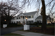 1500 E HENRY CLAY ST, a Colonial Revival/Georgian Revival house, built in Whitefish Bay, Wisconsin in 1939.