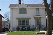 4223 N Stowell Ave, a Craftsman house, built in Shorewood, Wisconsin in 1922.