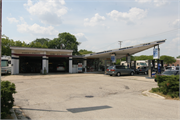 7575 N PORT WASHINGTON RD, a Contemporary gas station/service station, built in Glendale, Wisconsin in 1966.