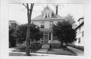 2305 SOMMERS AVE, a American Foursquare duplex, built in Madison, Wisconsin in 1904.