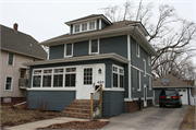 420 W COLLEGE AVE, a American Foursquare house, built in Waukesha, Wisconsin in 1917.