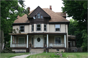 421 N WEST AVE, a Colonial Revival/Georgian Revival house, built in Waukesha, Wisconsin in 1902.