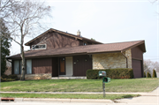 2100 SUNNYSIDE DR, a Contemporary house, built in Waukesha, Wisconsin in 1968.