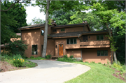 1235 SEITZ DR 1235 SEITZ DR, a Contemporary house, built in Waukesha, Wisconsin in 1980.