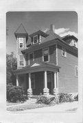 953 E JOHNSON ST, a Queen Anne duplex/two-flat, built in Madison, Wisconsin in 1898.