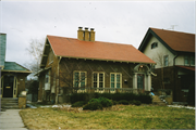 2010 N HI-MOUNT BLVD, a Bungalow house, built in Milwaukee, Wisconsin in 1920.