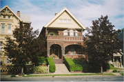 1874-1876 N WARREN AVE, a Craftsman duplex/two-flat, built in Milwaukee, Wisconsin in 1904.