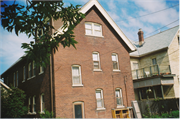 1874-1876 N WARREN AVE, a Craftsman duplex/two-flat, built in Milwaukee, Wisconsin in 1904.
