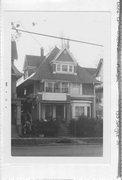 933 SPAIGHT ST, a Craftsman, built in Madison, Wisconsin in 1906.