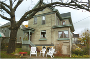 401 OAK ST, a Queen Anne house, built in Stoughton, Wisconsin in 1903.