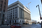 720 E WISCONSIN AVE, a Neoclassical/Beaux Arts large office building, built in Milwaukee, Wisconsin in 1914.