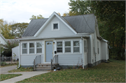 1033 CENTRAL AVE, a Side Gabled house, built in Beloit, Wisconsin in 1901.