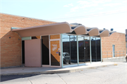 614 E GRAND AVE, a Contemporary grocery store/supermarket, built in Beloit, Wisconsin in 1955.