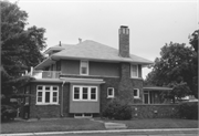 930 S 6TH ST, a Prairie School house, built in La Crosse, Wisconsin in 1917.