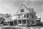1050-1052 SPAIGHT ST, a Queen Anne duplex/two-flat, built in Madison, Wisconsin in 1905.