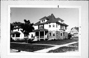 802 N CHESTNUT AVE, a American Foursquare house, built in Green Bay, Wisconsin in 1904.
