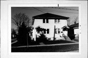 906-908 ELMORE ST, a American Foursquare duplex/two-flat, built in Green Bay, Wisconsin in 1912.