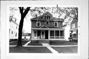 114 S MAPLE AVE, a American Foursquare duplex/two-flat, built in Green Bay, Wisconsin in 1908.