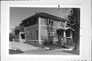 915-915 1/2 STUART ST, a American Foursquare duplex/two-flat, built in Green Bay, Wisconsin in 1919.