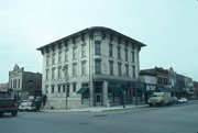 101 S LUDINGTON ST, a Italianate lodging-hotel, built in Columbus, Wisconsin in 1858.
