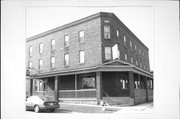 302 ONEIDA ST, a Commercial Vernacular lodging-hotel, built in Portage, Wisconsin in 1918.