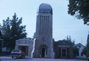 127 W PARK AVE, a Art/Streamline Moderne gas station/service station, built in Beaver Dam, Wisconsin in 1925.