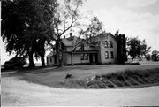 W11391 BURR OAK RD, a Gabled Ell house, built in Portland, Wisconsin in 1870.