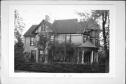 2002 BANKS AVE, a Queen Anne house, built in Superior, Wisconsin in 1898.