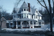 527 N BARSTOW ST, a Queen Anne house, built in Eau Claire, Wisconsin in 1897.