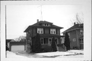 293 E 5TH ST 293 E 5TH ST, a American Foursquare house, built in Fond du Lac, Wisconsin in 1925.