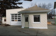 224 RIPON RD, a Astylistic Utilitarian Building gas station/service station, built in Berlin, Wisconsin in 1925.