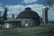 E SIDE OF DUPONT RD .3 MI N OF REIN RD, a Astylistic Utilitarian Building centric barn, built in Oma, Wisconsin in 1917.