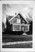 905 S 7th St, a Cross Gabled house, built in Watertown, Wisconsin in 1915.