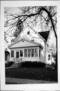 811 RICHARDS AVE, a Cross Gabled house, built in Watertown, Wisconsin in 1917.