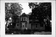 821-823 West Ave S, a Queen Anne house, built in La Crosse, Wisconsin in 1883.