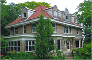 1902 ARLINGTON PL, a Prairie School house, built in Madison, Wisconsin in 1903.