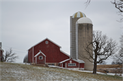 4009 200TH AVE, a Astylistic Utilitarian Building barn, built in Paris, Wisconsin in 1915.