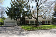 948 HICKORY AVE, a Colonial Revival/Georgian Revival house, built in De Pere, Wisconsin in 1951.