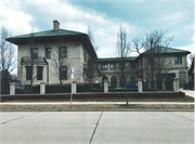 2909 E NEWBERRY BLVD, a Neoclassical/Beaux Arts house, built in Milwaukee, Wisconsin in 1917.