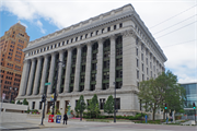 720 E WISCONSIN AVE, a Neoclassical/Beaux Arts large office building, built in Milwaukee, Wisconsin in 1914.