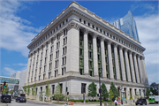 720 E WISCONSIN AVE, a Neoclassical/Beaux Arts large office building, built in Milwaukee, Wisconsin in 1914.