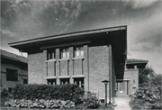 3965 N Harcourt Pl, a Prairie School house, built in Shorewood, Wisconsin in 1921.